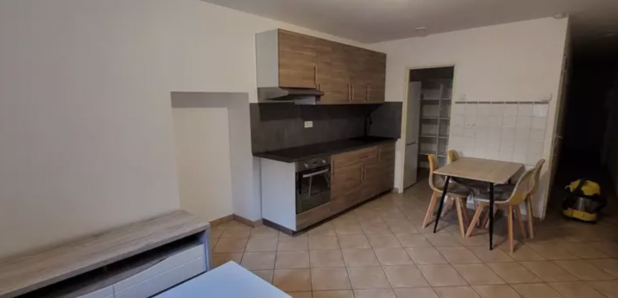 SAINTE-FOY-L’ARGENTIÈRE – A LOUER T2 de 42m². Loyer: 550€ CC