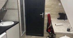 Paris – A LOUER  Studio de 15m². Loyer: 630€ CC.