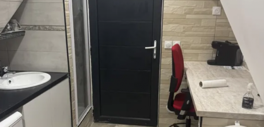 Paris – A LOUER  Studio de 15m². Loyer: 630€ CC.