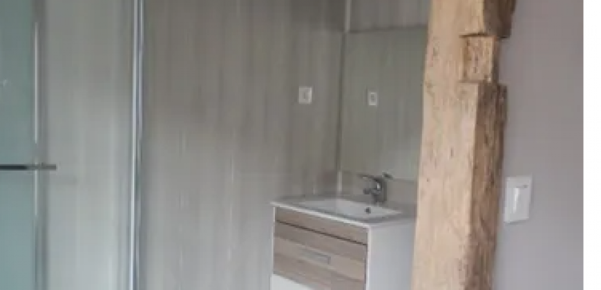 Revel – A LOUER 2 de 35m². Loyer: 440€ HC + 55€ de charges.